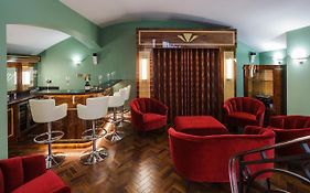 Sea-Facing Art Deco Apartment